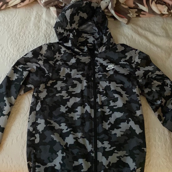Gray Nike rain jacket, with large pockets inside and outside. Breathable back. - Picture 1 of 6